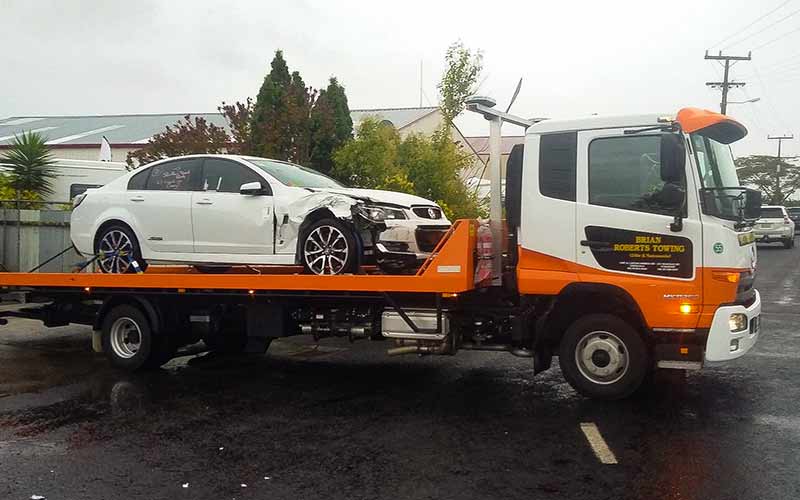 Brian Roberts heavy tow truck providing emergency breakdown recovery in Auckland